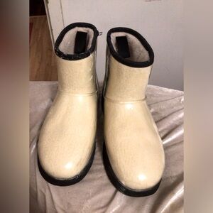 UGG MINI Rain /Winter Boot  SZ 9